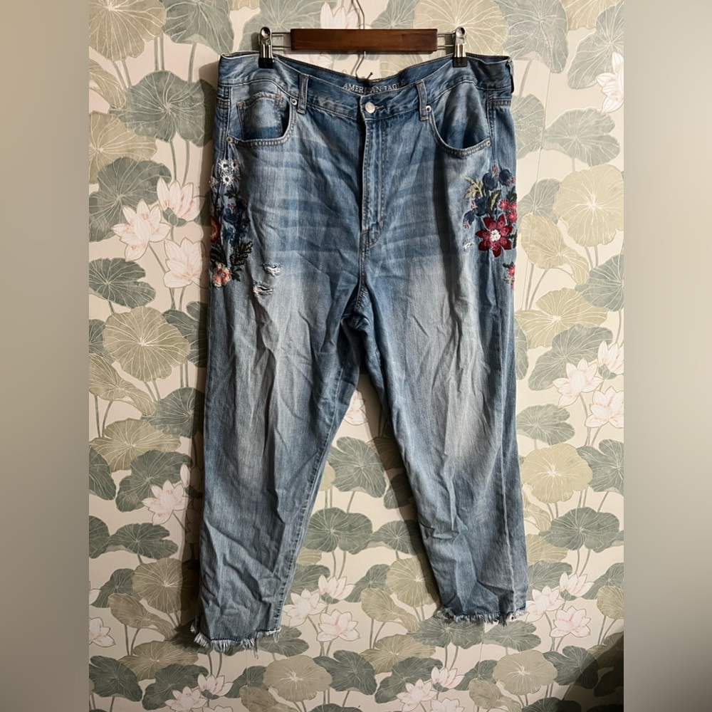 AE mom jean floral embroidery NWOT size 18 LONG